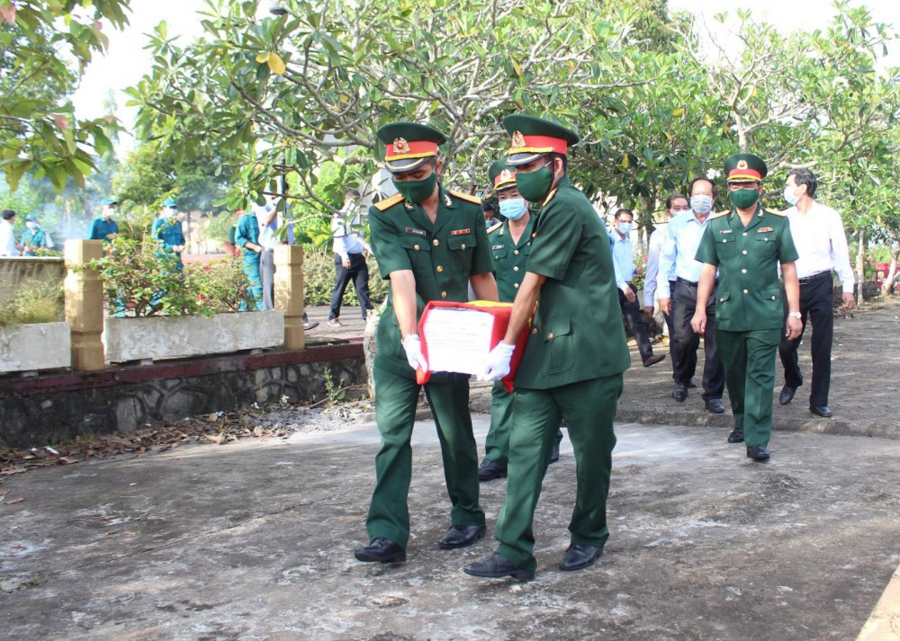 Truy điệu cải táng hài cốt liệt sĩ Huỳnh Văn Năm ở Nghĩa trang liệt sĩ Long Tuyền (quận Bình Thủy).