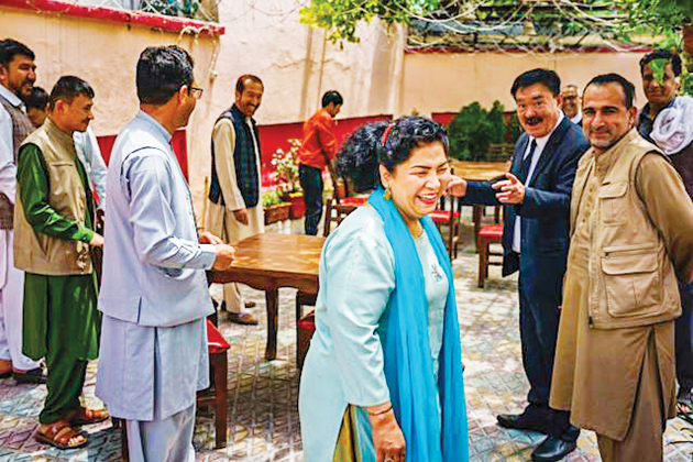 Phụ nữ Afghanistan sợ trở lại thời Taliban Haidari tiếp đón khách hàng tại quá cà phê Taj Begum, nơi sẽ không được phép tồn tại dưới thời Taliban.