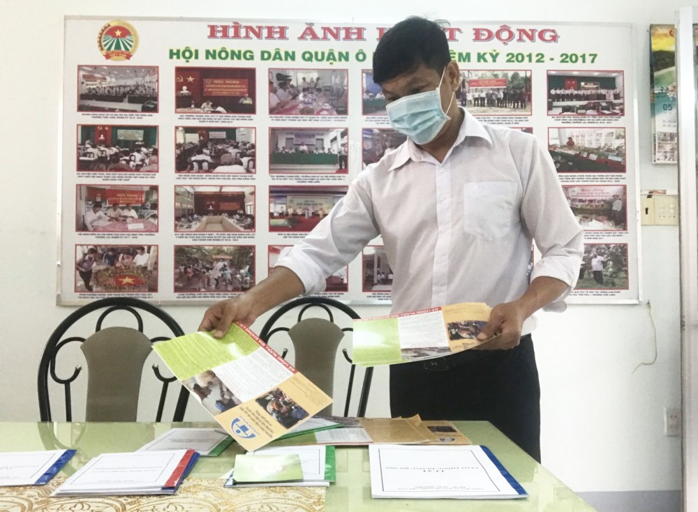 Cán bộ Hội Nông dân quận Ô Môn tập hợp nhiều tài liệu tuyên truyền về trật tự, an toàn giao thông để gửi đến các cơ sở Hội. Ảnh: V.T