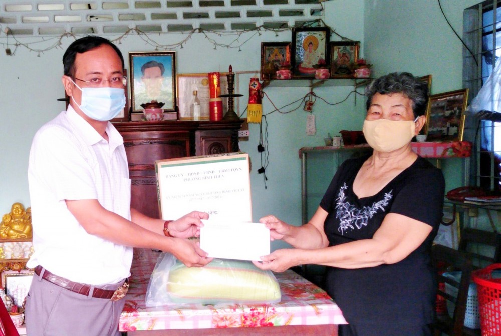 Phát huy truyền thống “Uống nước nhớ nguồn” Ông Nguyễn Quốc Trung, Phó Chủ tịch UBND phường Bình Thủy trao tiền, quà hỗ trợ Ngày Thương binh - Liệt sĩ cho bà Hà Thu Hương, gia đình chính sách ở khu vực 6, phường Bình Thủy.