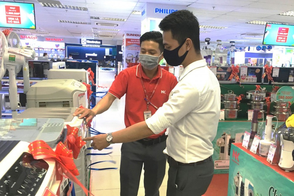 Thiết bị làm sạch không gian sống Khách hàng tìm hiểu quạt điều hòa nhiệt độ tại Trung tâm mua sắm Nguyễn Kim - Cần Thơ.