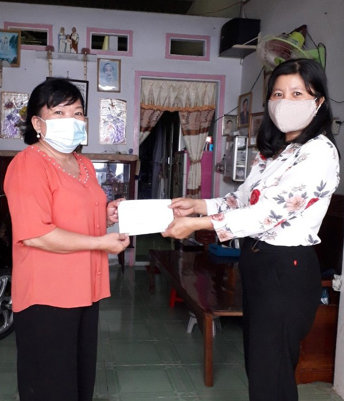 Công chức Văn hóa - Xã hội phường Thới Thuận, quận Thốt Nốt đến thăm hỏi, tặng quà gia đình chính sách thờ cúng liệt sĩ. Ảnh: CTV