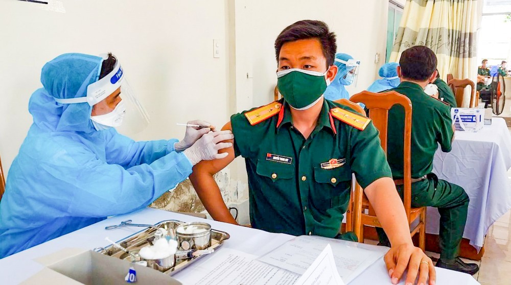 Quân nhân tiêm ngừa vaccine ở Bệnh viện Quân y 121 (TP Cần Thơ). Ảnh: KHANG MINH