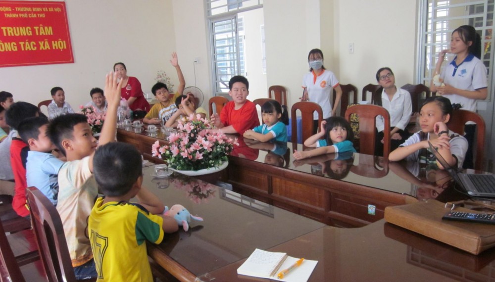 Buổi sinh hoạt chuyên đề về ATGT do Trung tâm Công tác xã hội thành phố phối hợp tổ chức (Ảnh chụp thời điểm thành phố chưa bùng phát dịch COVID-19).