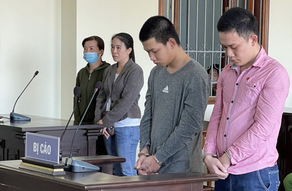 Hội đồng xét xử, Tòa án Nhân dân TP Cần Thơ  xét xử  bị cáo Lê Hùng Đức (bên phải) tù chung thân và bị cáo Nguyễn Dương Khang 15 năm tù cùng về tội giết người.