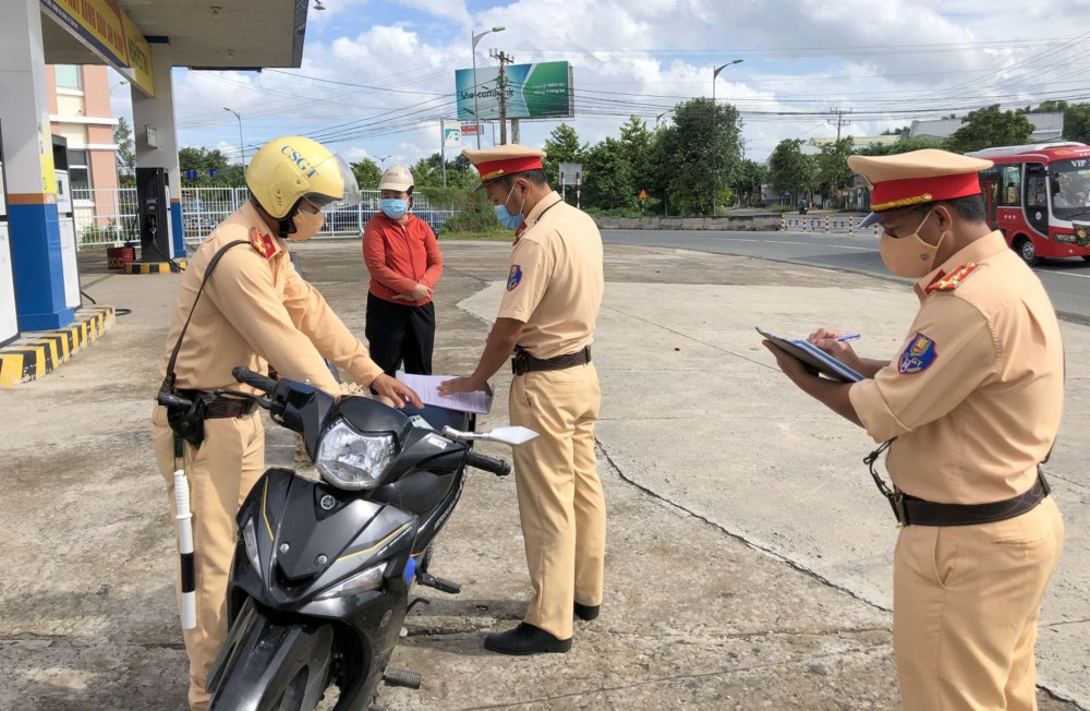 Cảnh sát giao thông - Trật tự Công an quận Cái Răng lập biên bản vi phạm hành chính đối với người tham gia giao thông ra đường khi không thực sự cần thiết.