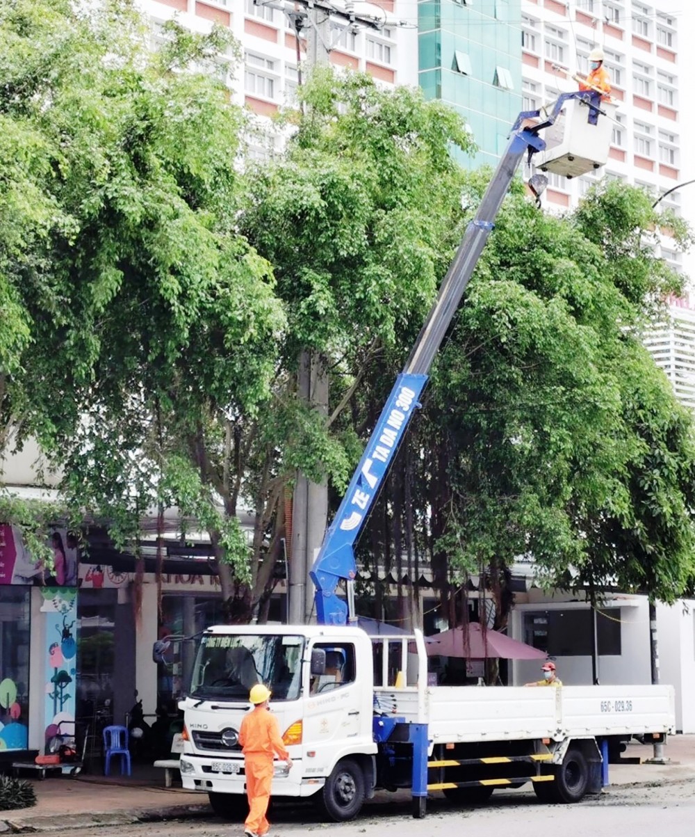 Công nhân Công ty Điện lực TP Cần Thơ thực hiện thao tác sửa chữa điện sau mưa, giông… trên địa bàn quận Ninh Kiều.