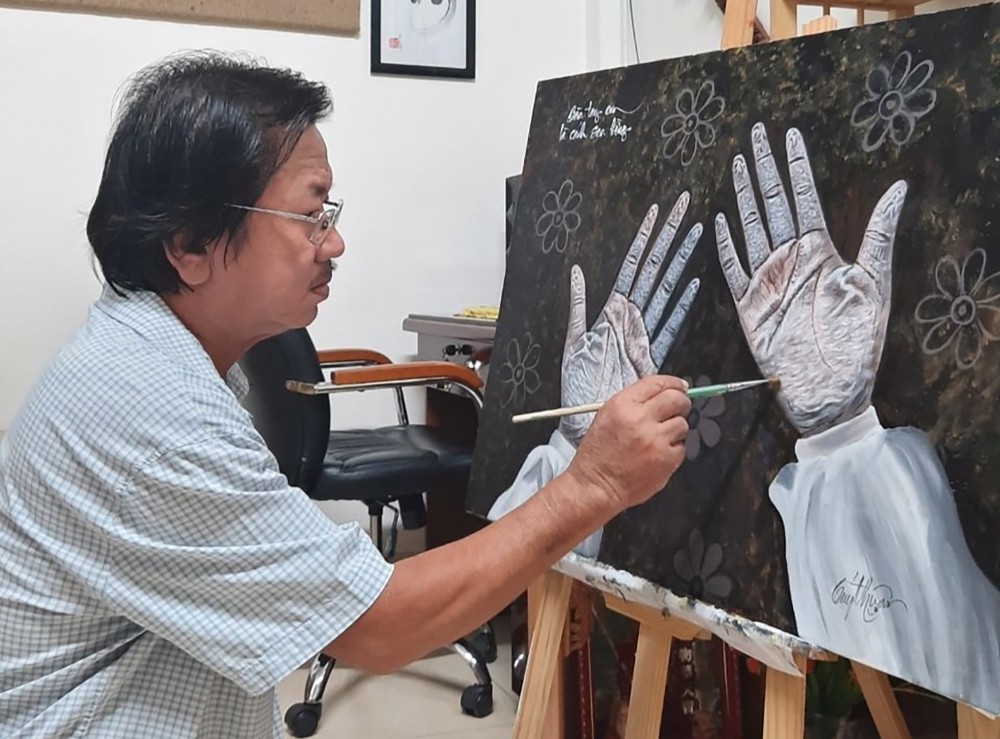 Bức tranh chạm đến trái tim Họa sĩ Trần Quý Thuận vẽ bức tranh “Bàn tay em là cánh sen hồng”.
