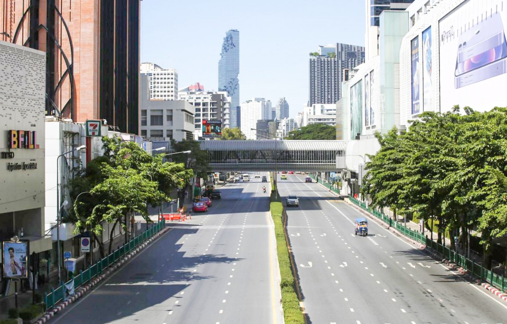 Thái Lan “trị” tin giả gây tổn hại nỗ lực chống dịch Thủ đô Bangkok của Thái Lan vắng người vì lệnh phong tỏa. Ảnh Bangkok Post