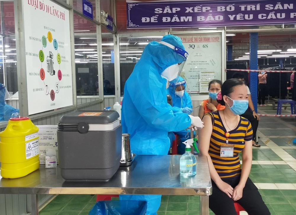 CDC Cần Thơ tiêm lưu động cho công nhân tại Công ty TNHH May xuất khẩu Việt Thành. Ảnh: H.HOA