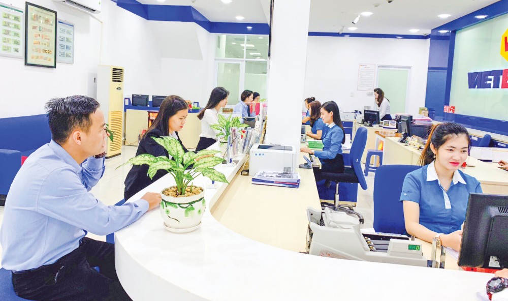 Giao dịch trên Mobile Banking, Internet Banking sẽ tiết kiệm được thời gian, giảm chi phí cho khách hàng lẫn ngân hàng (ảnh chụp tại Ngân hàng Vietbank - Chi nhánh Cần Thơ). Ảnh: Thiện Khiêm