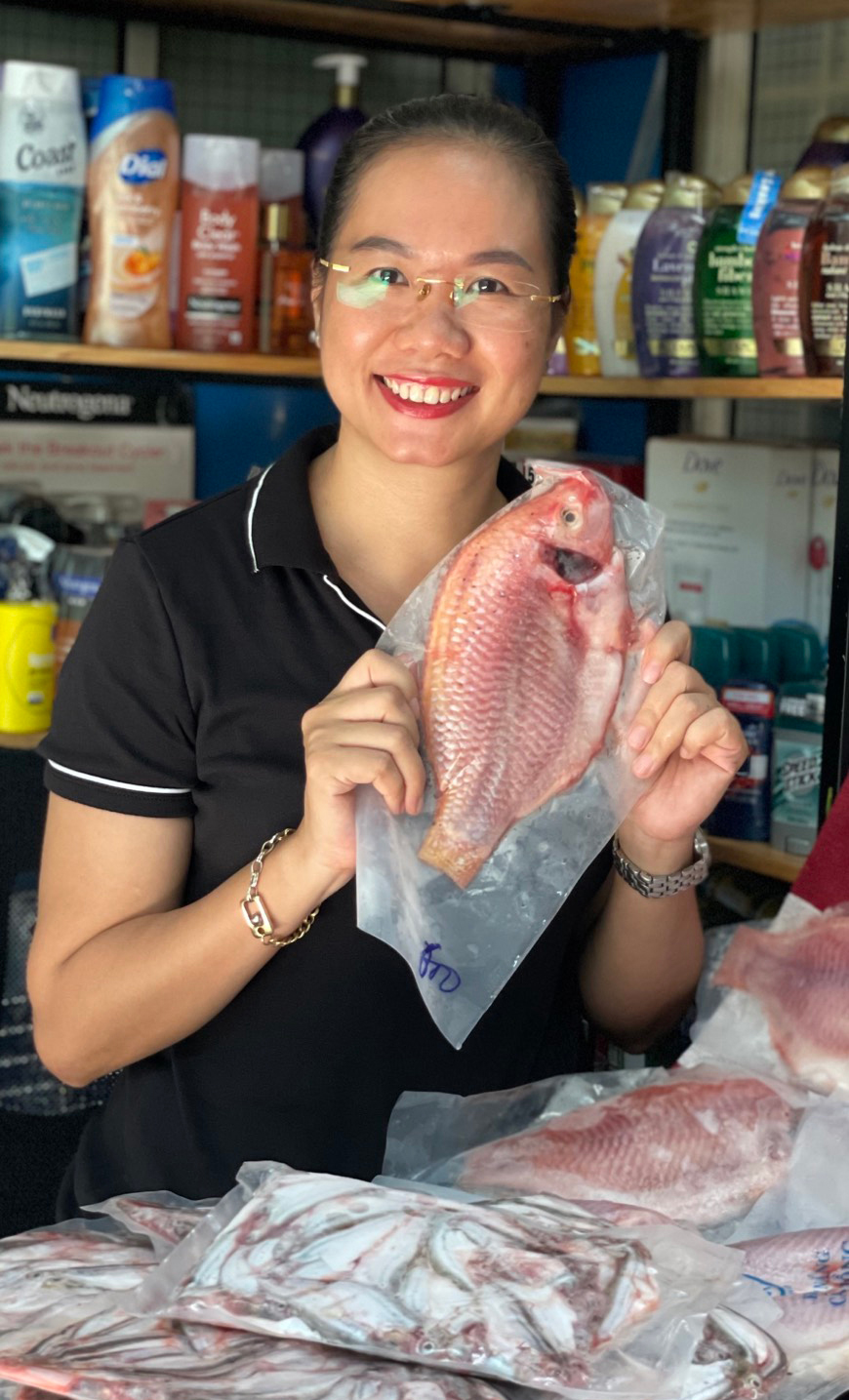 Chị Nguyễn Thị Vãnh, chủ cửa hàng Vishop Cần Thơ (Bếp Nhà Vi) giới thiệu các loại cá tươi sống qua mạng. Ảnh: Nhân vật cung cấp