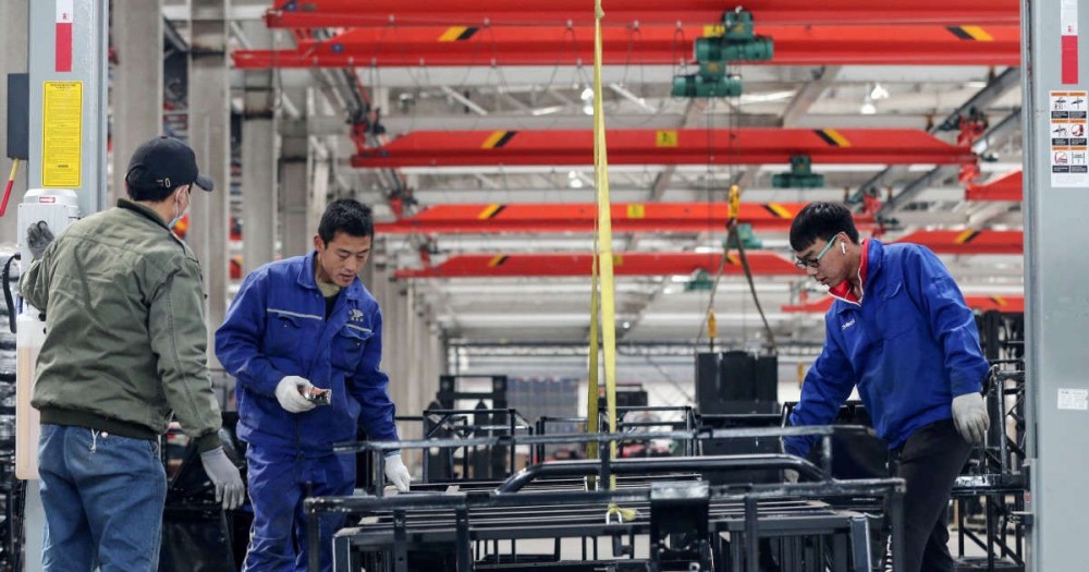 Trung Quốc “khát” lao động nhập cư trẻ Công nhân Trung Quốc trong giờ làm việc. Ảnh: SCMP