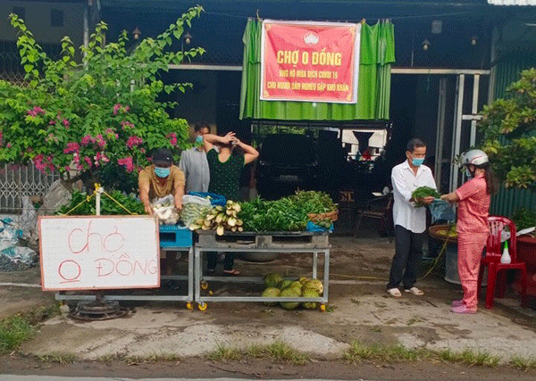 Chia sẻ với người dân gặp khó khăn