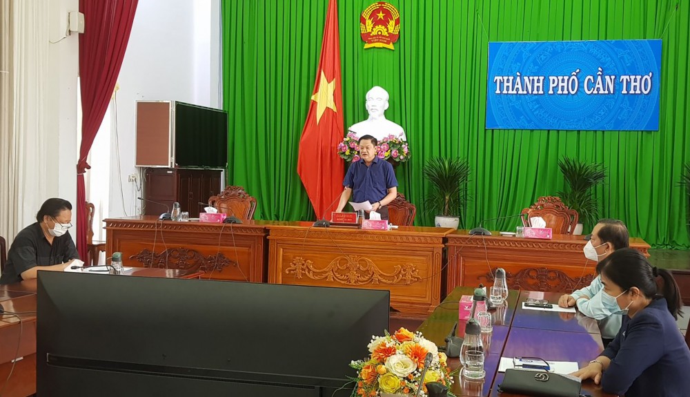 Ông Dương Tấn Hiển, Phó Chủ tịch Thường trực UBND TP Cần Thơ phát biểu tại lễ trao kit trực tuyến. Ảnh: THU HÀ