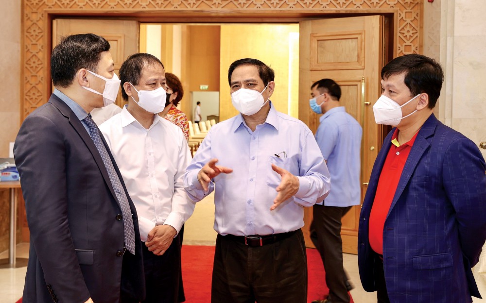 Thủ tướng Phạm Minh Chính với các đại biểu. Ảnh: DƯƠNG GIANG - TTXVN