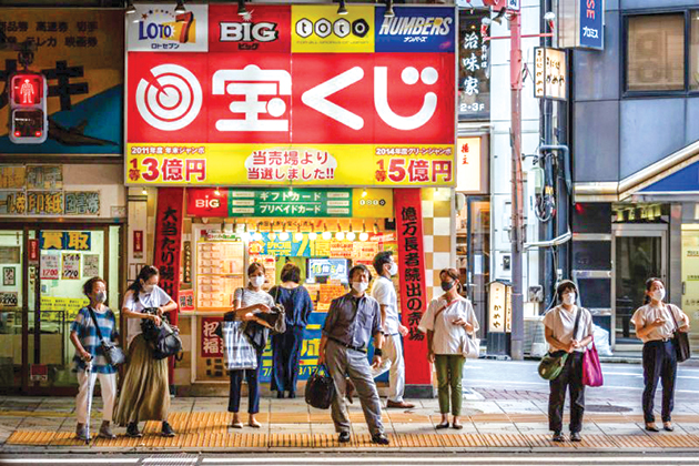Dân Tokyo tuân thủ việc đeo khẩu trang khi ra đường. Ảnh: Getty Images