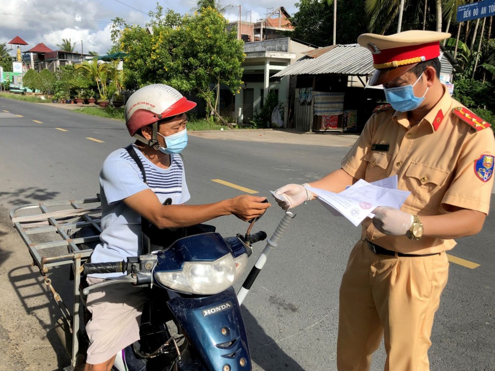CSGT-TT Công an huyện Phong Điền kiểm tra giấy tờ người giao hàng trên địa bàn thị trấn Phong Điền.