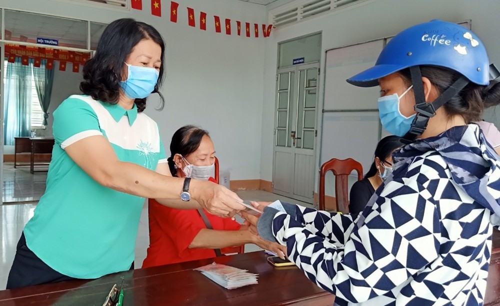 Người bán lẻ xổ số lưu động quận Thốt Nốt nhận tiền hỗ trợ. Ảnh: CTV
