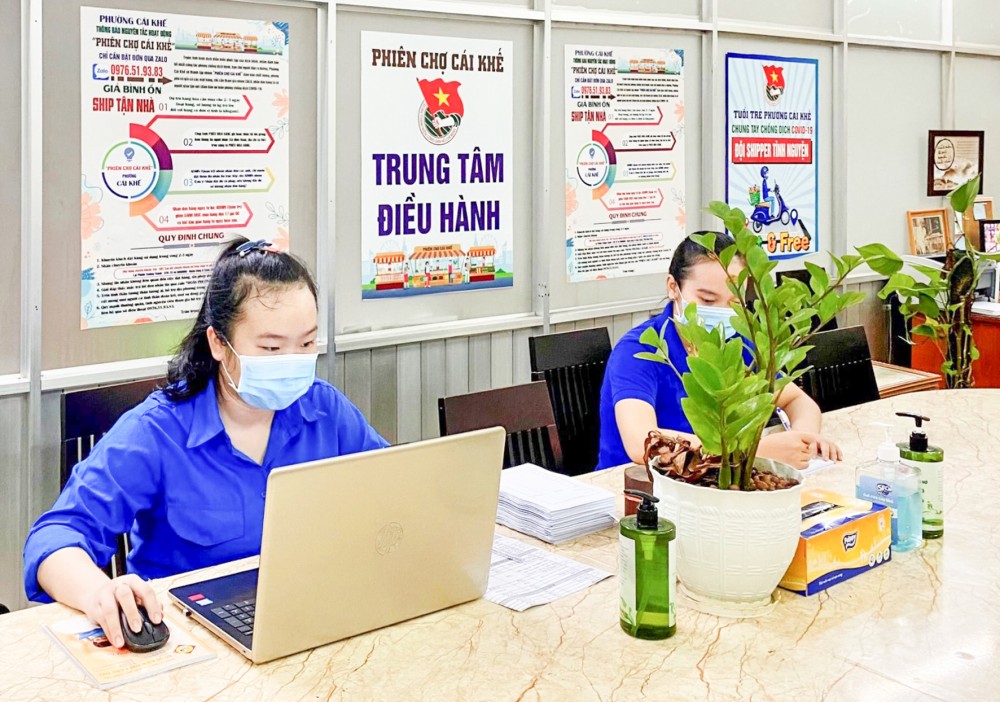 Đội shipper phường Cái Khế, quận Ninh Kiều tiếp nhận đơn hàng qua mạng xã hội, hỗ trợ bà con mua sắm nhu yếu phẩm. Ảnh: Q. THÁI