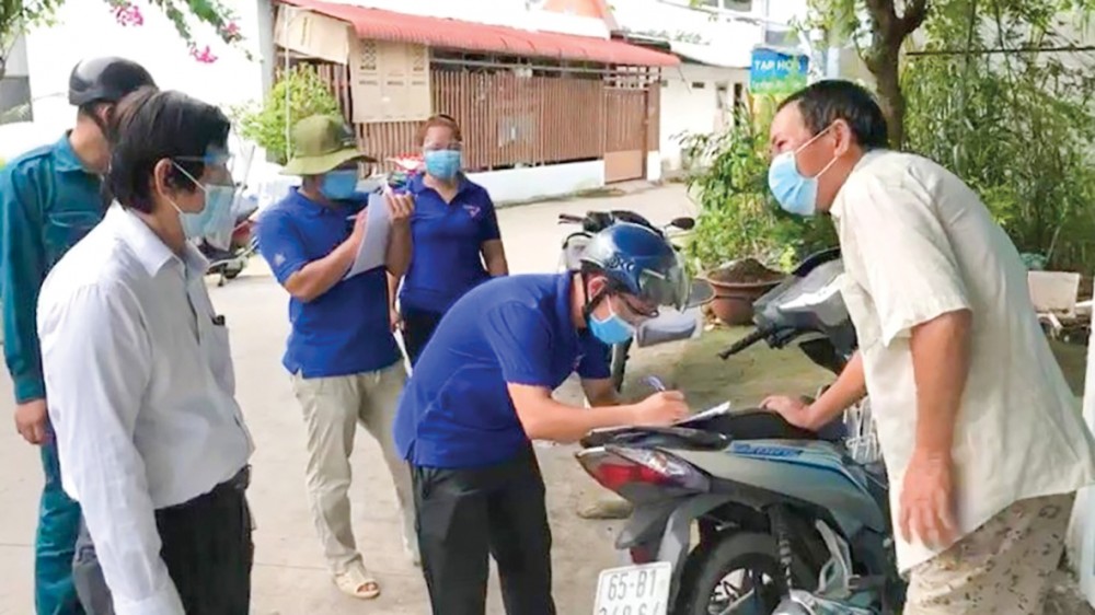 Lực lượng ĐVTN phường Long Tuyền kết hợp Tổ COVID cộng đồng khu vực đến tận nhà tuyên truyền, hướng dẫn người dân khai báo y tế.