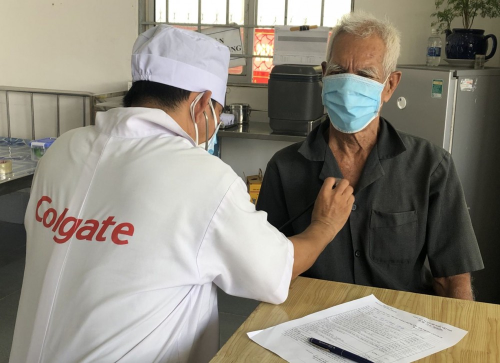 Bác sĩ khám sàng lọc, tiêm ngừa ở Trạm Y tế phường Thường Thạnh.