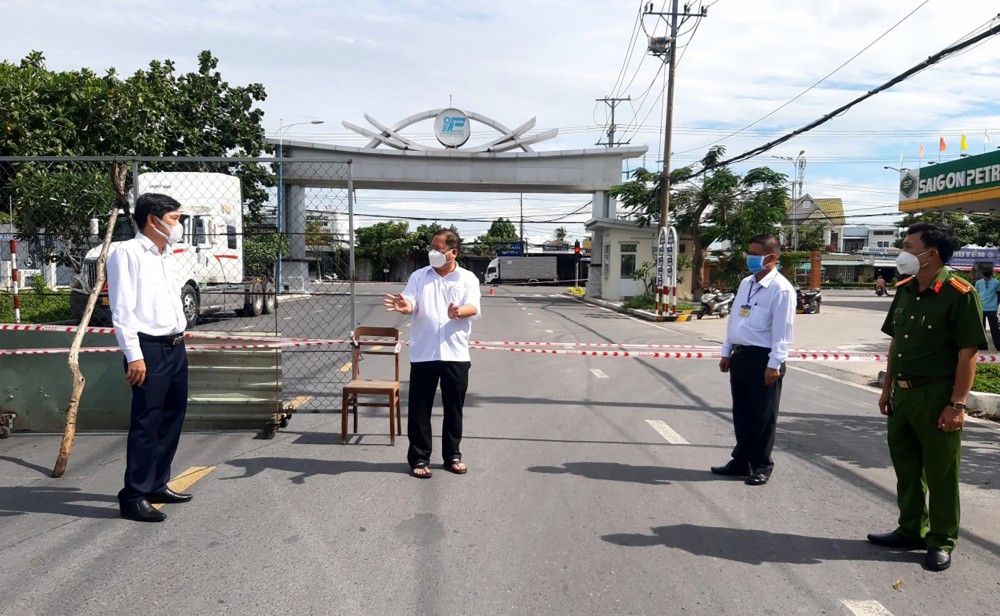 Cần Thơ kiên quyết dừng hoạt động các doanh nghiệp không đảm bảo yêu cầu phòng, chống dịch Ban Quản lý các Khu chế xuất và công nghiệp Cần Thơ phối hợp với quận Bình Thủy triển khai các chốt chặn trong KCN Trà Nóc vào chiều 12-8 để đảm bảo việc tuân thủ “3 tại chỗ” của DN.