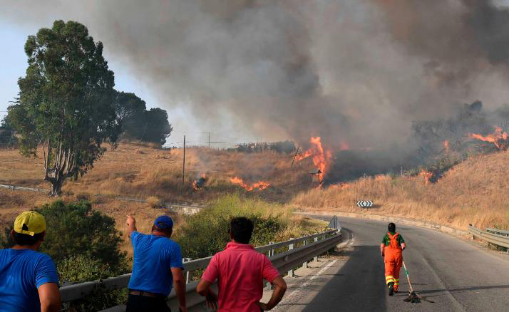 Những đám cháy do nắng nóng trên đảo Sicily, Ý. Ảnh: CNN