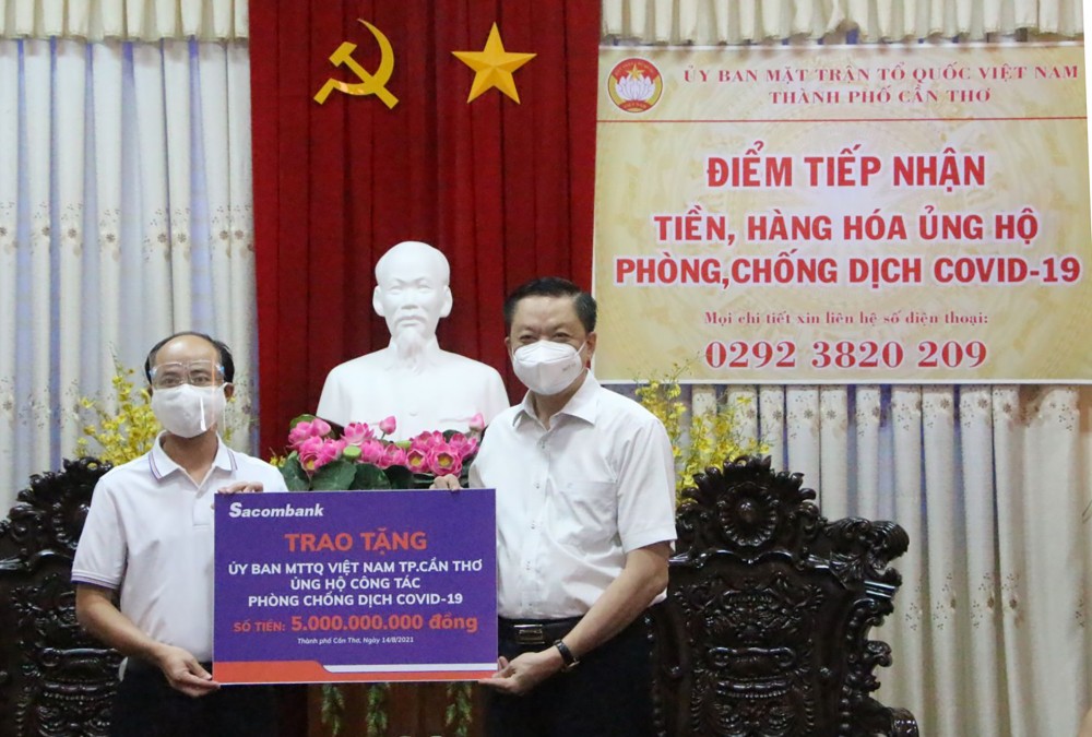 Đồng chí Dương Tấn Hiển (bên phải), Ủy viên Ban Thường vụ Thành ủy, Phó Chủ tịch Thường trực UBND thành phố, tiếp nhận bảng tượng trưng của đơn vị ủng hộ phòng, chống dịch COVID-19.