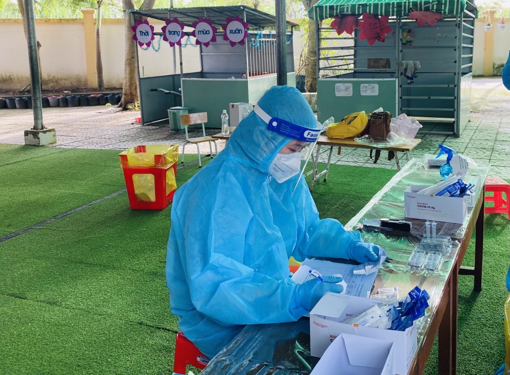 Xúc động tâm thư gửi ba mẹ của nữ sinh tuyến đầu chống dịch