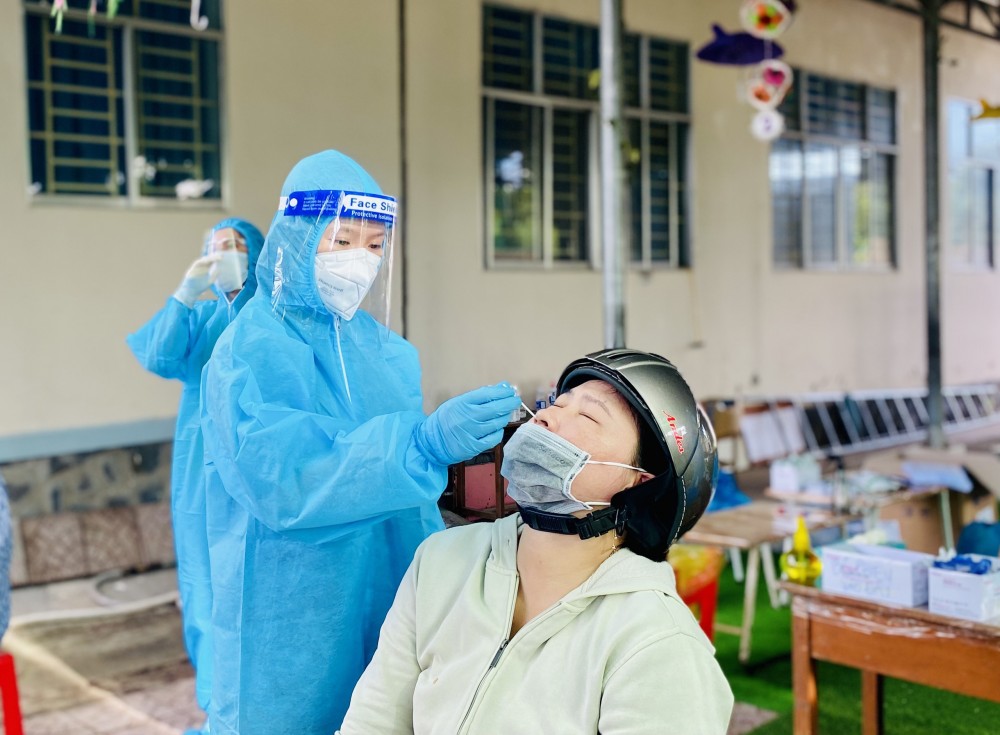 Xúc động tâm thư gửi ba mẹ của nữ sinh tuyến đầu chống dịch