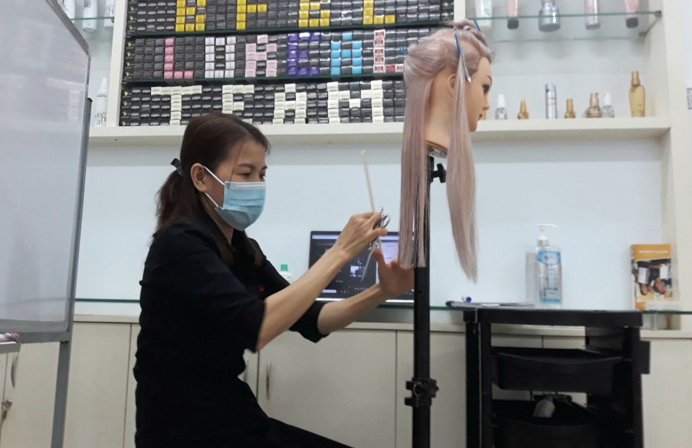 Giáo viên dạy lớp nghề tóc online tại Trung tâm Giáo dục nghề nghiệp phụ nữ TP Cần Thơ. Ảnh: Đơn vị cung cấp