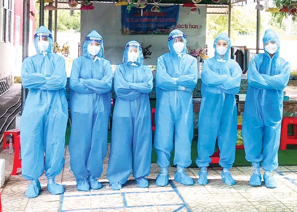 Xúc động tâm thư gửi ba mẹ của nữ sinh tuyến đầu chống dịch Huyền Trân (thứ 3, từ trái sang) cùng các bạn sinh viên Trường Đại học Y Dược Cần Thơ tham gia đội hình lấy mẫu xét nghiệm COVID-19 cộng đồng tại xã Nhơn Nghĩa, huyện Phong Điền. Ảnh: NVCC