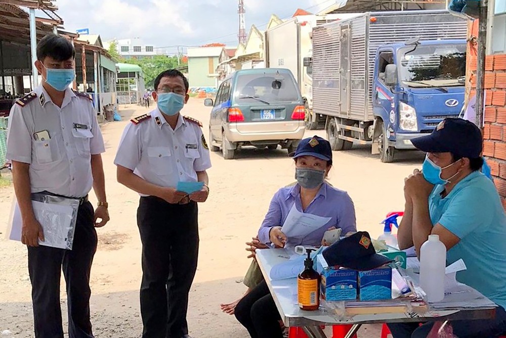 Ông Nguyễn Văn Bình, Giám đốc Cảng vụ ĐTNĐ TP Cần Thơ (thứ 2, từ trái sang) tuyên truyền phòng, chống dịch COVID-19 tại BKNS Khu công nghiệp Trà Nóc.