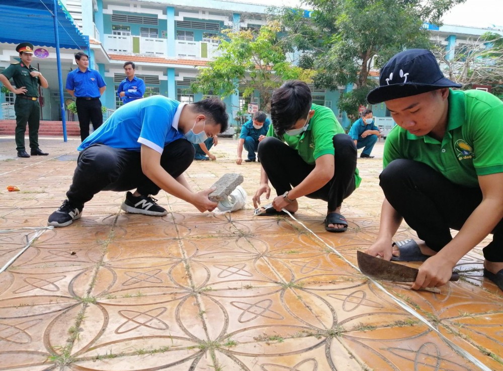 Sinh viên Trường Cao đẳng Nghề Cần Thơ thực hiện công trình “Công viên giao thông” tại Trường TH Nguyễn Việt Hồng (quận Ô Môn). (Ảnh chụp thời điểm chưa tái bùng phát dịch COVID-19). Ảnh: CTV