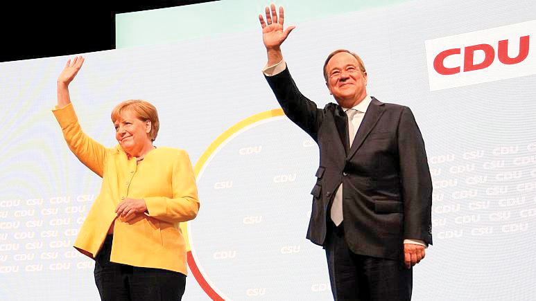 Thủ tướng Merkel và ông Laschet tại sự kiện hôm 21-8. Ảnh: AP