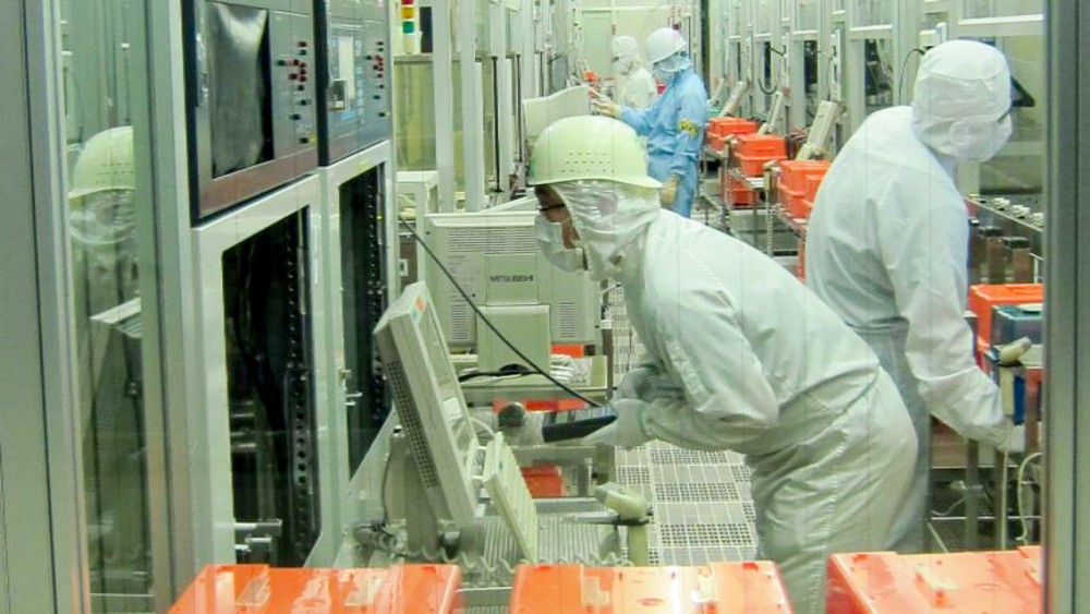 Các kỹ sư sản xuất chip Nhật Bản trong giờ làm việc. Ảnh: WSJ