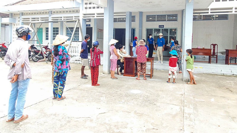Người gặp khó khăn phường Châu Văn Liêm nhận hỗ trợ gạo, nhu yếu phẩm do phường vận động được.