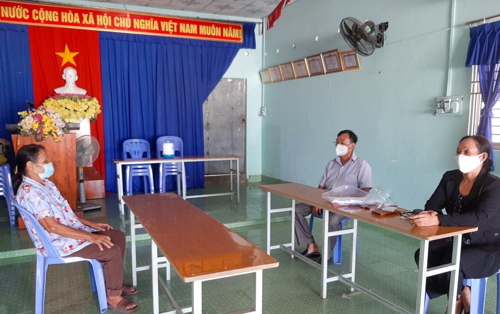 Đồng chí Mai Hữu Hoàng Em (giữa) cùng cán bộ khu vực thăm hỏi cuộc sống của dân (bên trái).