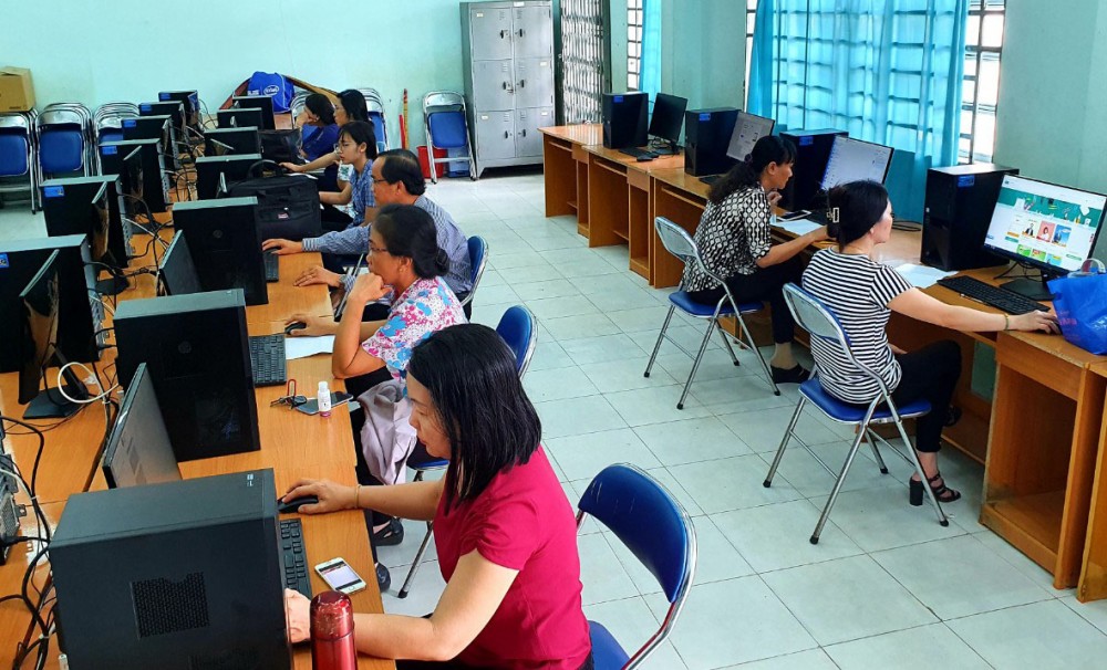 Trang bị đủ điều kiện về thiết bị điện tử có nối mạng Internet, giúp thầy trò dạy và học trực tuyến hiệu quả hơn. Trong ảnh: Một buổi dạy và ôn tập cho học sinh của thầy cô Trường THCS Châu Văn Liêm, quận Ô Môn.