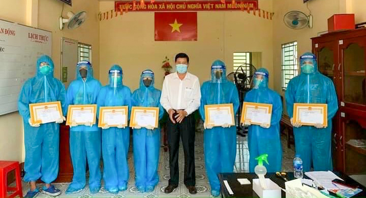 Đồng chí Nguyễn Văn Phong, Bí thư Huyện ủy, Chủ tịch HĐND huyện trao giấy khen cho các sinh viên Trường Cao đẳng Y tế Cần Thơ tham gia lấy mẫu và xét nghiệm COVID-19 trên địa bàn huyện.