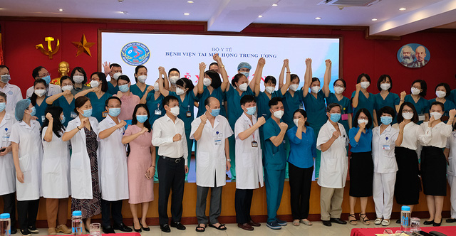 Hàng trăm “chiến sĩ áo trắng” từ các bệnh viện Trung ương, địa phương gấp rút lên đường chia lửa với miền Nam