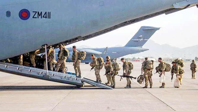 Những binh sĩ Anh cuối cùng lên máy bay rời khỏi Afghanistan hôm 28-8. Ảnh: Getty Images