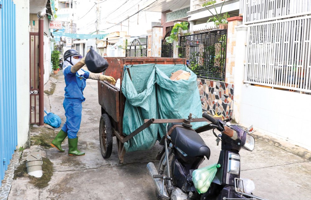 Công nhân Công ty Cổ phần Đô thị Cần Thơ thu gom rác sinh hoạt tại các tuyến hẻm đường Đinh Tiên Hoàng.