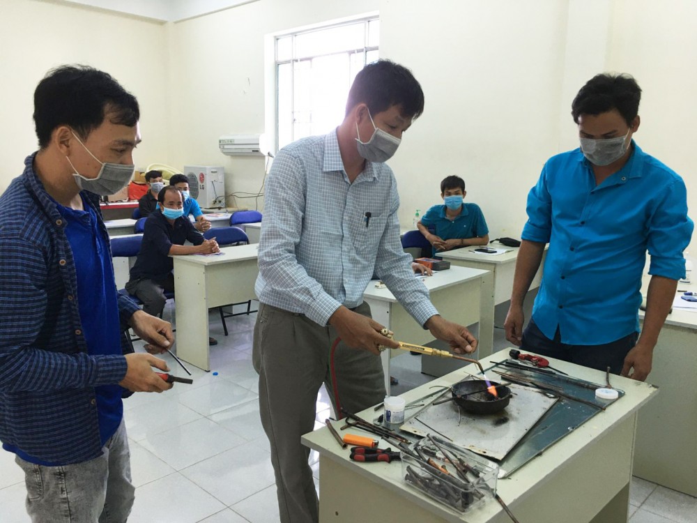Lớp nghề kỹ thuật điện lạnh cho NLĐ tham gia BHTN tại Trung tâm GDNN- Giáo dục thường xuyên quận Ô Môn.