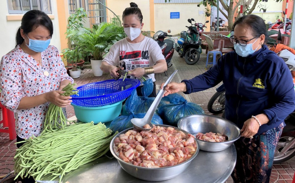 Bà Phan Thị Tuyết Mai, Chủ tịch Hội người cao tuổi phường Long Tuyền, quận Bình Thủy (bên phải) cùng các thành viên chuẩn bị cơm chiều cho lực lượng tuyến đầu chống dịch.