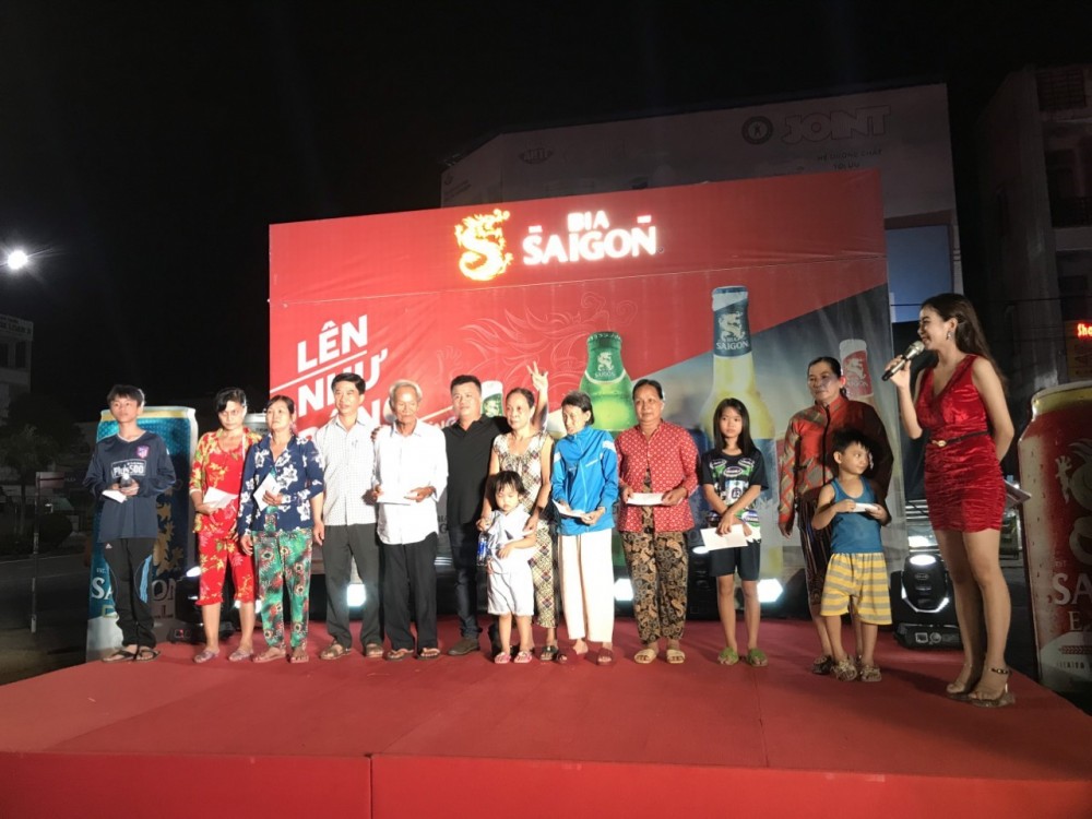 Doanh nghiệp nỗ lực đảm bảo cuộc sống của người lao động các tỉnh miền Tây Bia Sài Gòn – Sông Hậu trao tặng quà cho các hộ dân khó khăn trong khuôn khổ chương trình Đêm Sài Gòn