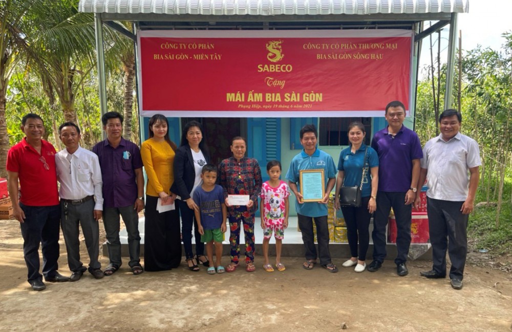 Doanh nghiệp nỗ lực đảm bảo cuộc sống của người lao động các tỉnh miền Tây Công ty cổ phần Bia Sài Gòn Miền Tây, công ty CPTM Bia Sài Gòn - Sông Hậu thực hiện Chương trình MÁI ẤM BIA SÀI GÒN