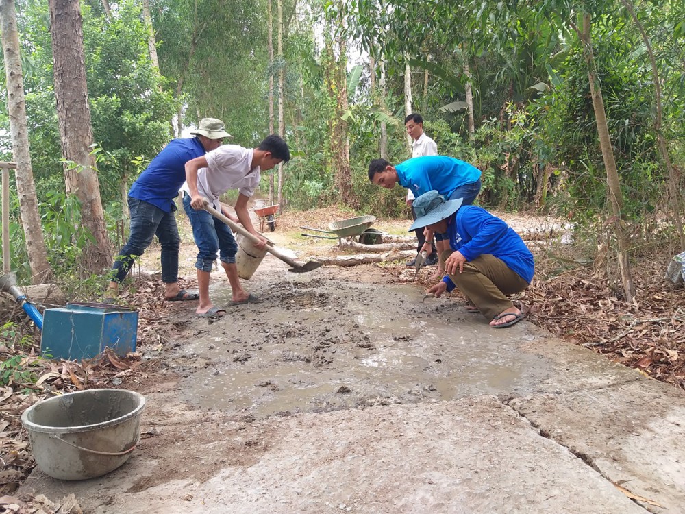 Đoàn viên thanh niên xã Đông Thuận tham gia nâng cấp đường giao thông.