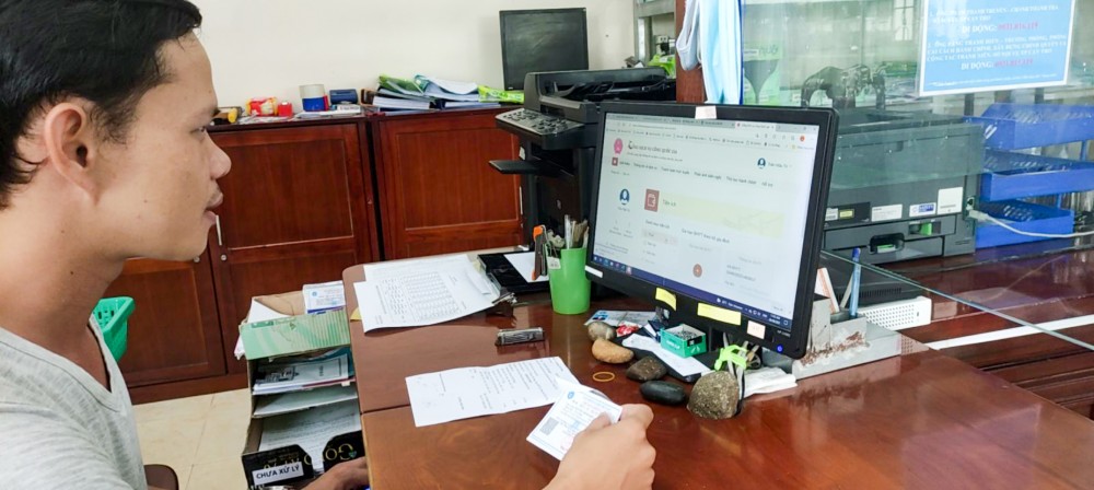 Ông Trần Hữu Trí, Đại lý thu BHYT HGĐ, BHXH tự nguyện phường Tân Hưng thực hiện thủ tục gia hạn thẻ BHYT HGĐ trực tuyến giúp người tham gia.